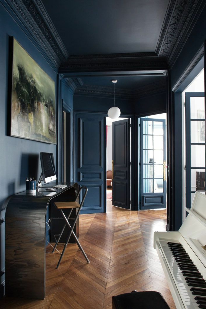 quelle couleur pour agrandir un couloir, murs bleu pétrole, console noire, piano blanc
