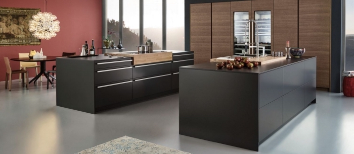 déco tendance de cuisine moderne et grande au plancher gris laqué avec meubles en noir à poignées inox et finition bois