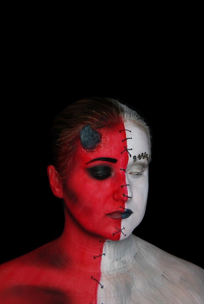 maquillage demon artistique mi-ange mi-diable réalisé avec du fard à l'eau rouge et blanc effet visage cousu