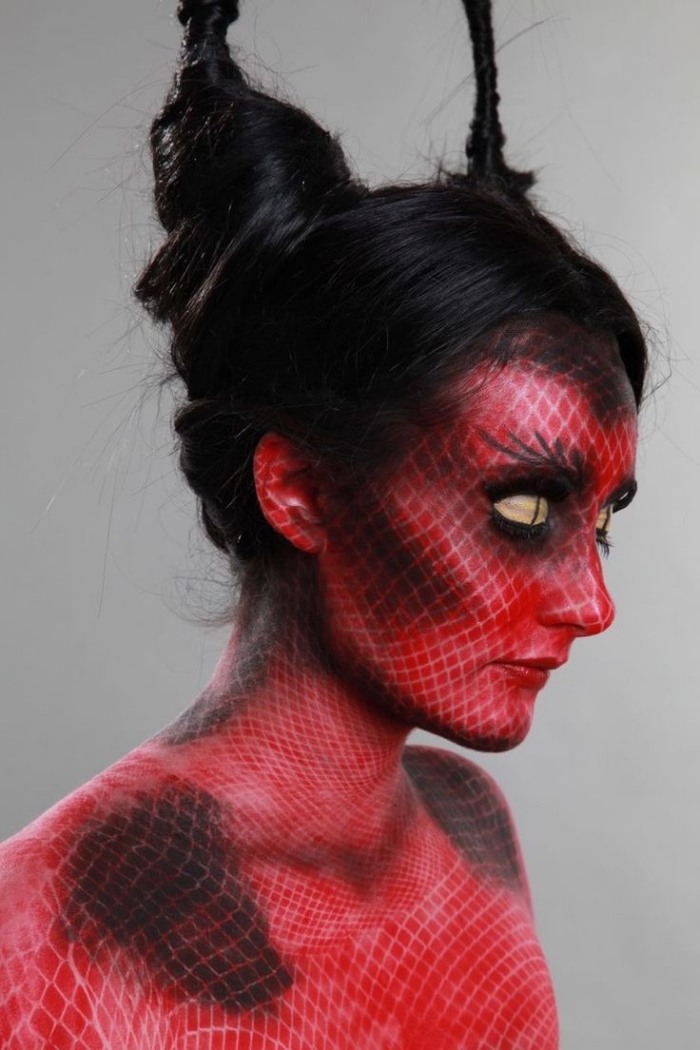 maquillage de diablesse sirène original réalisé à l'aide du fard rouge et d'un collant résille, coiffure d'halloween effet cornes de diable