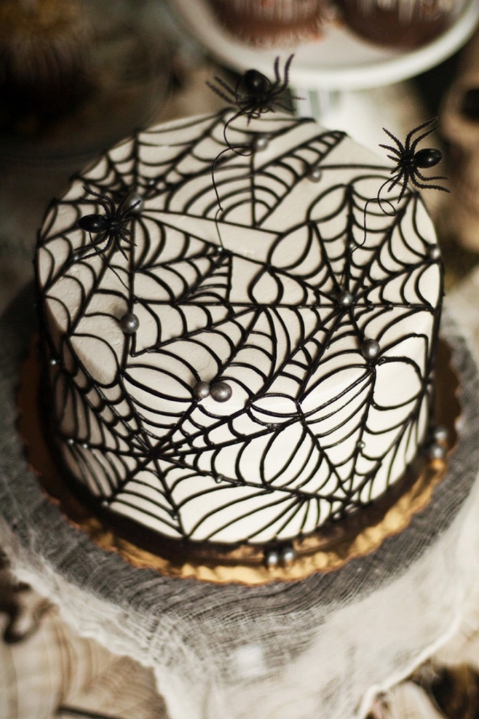 gateau araignée sur étages avec ganache chocolat et glaçage blanc, idée comment décorer un gâteau effrayant avec chocolat et perles en forme toiles d'araignées