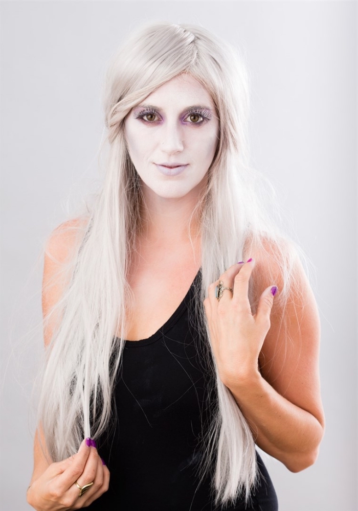 idée de maquillage d'halloween de dernière minute, femme fantôme au visage blafard portant une perruque de cheveux longs blancs