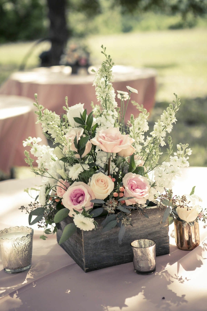 centre de table pour mariage rustique, boîte en bois avec des roses et brins de fleurs blanches