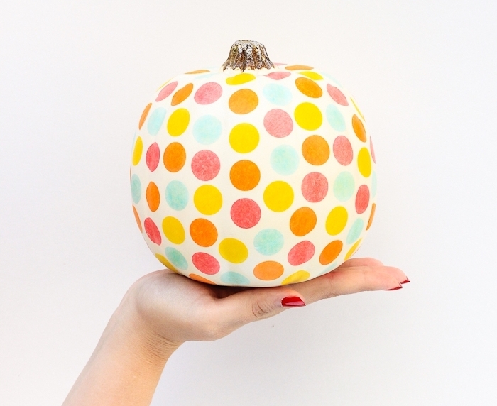 citrouille halloween décoration à design amusant, modèle potiron blanc à déco cercles colorés, diy facile pour grands et petits