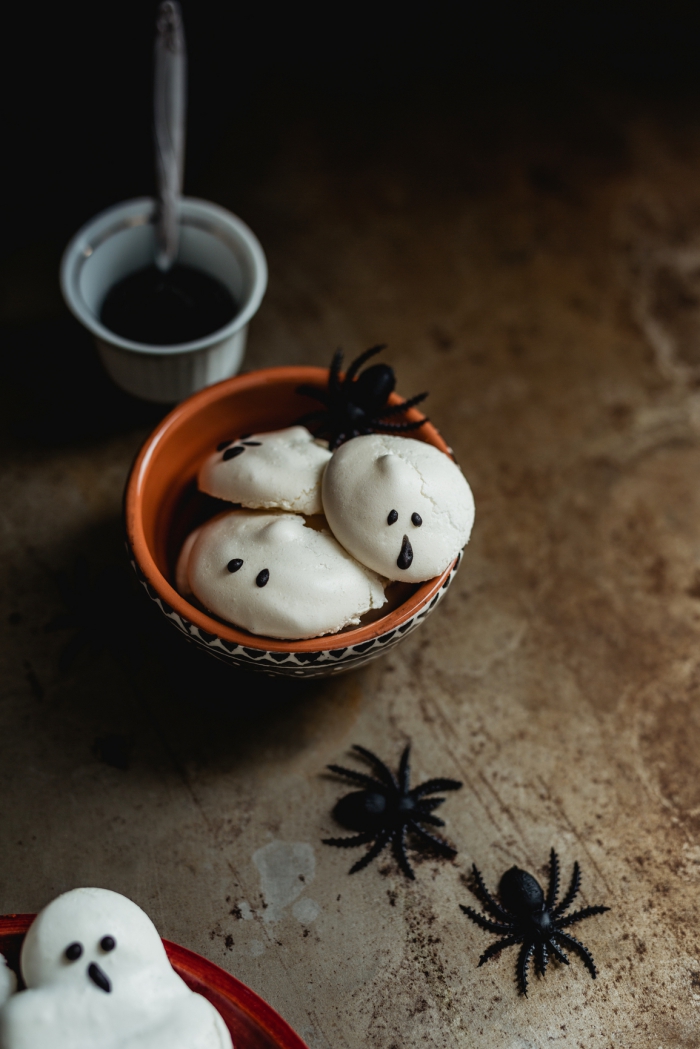 des mini-fantômes meringues faites-maison décorées avec du chocolat fondu pour un apero halloween rigolo et délicieux
