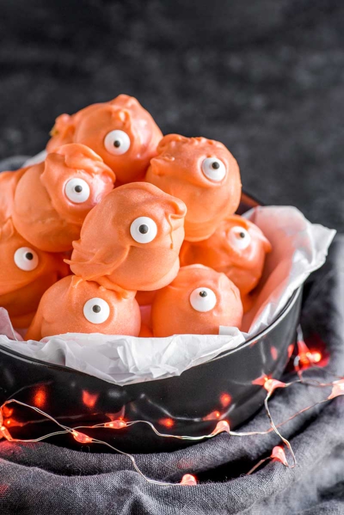 des truffes cheesecake à la citrouille au glaçage de candy melt orange façon petits monstres d'halloween 
