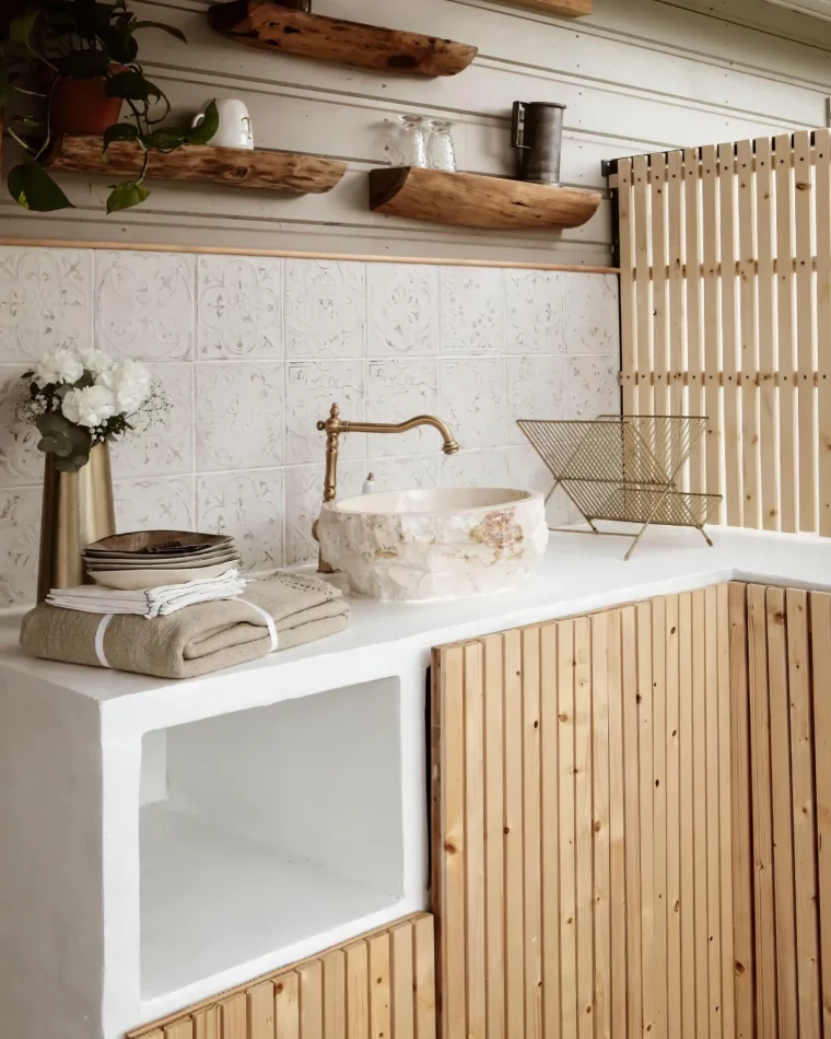 placards en bois clair et blanc robinerie vintage