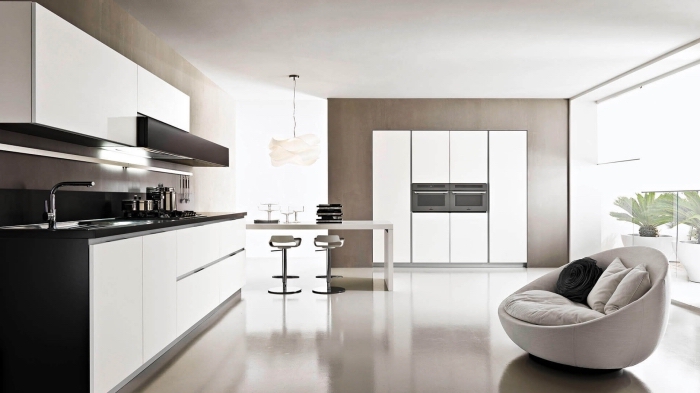 design en couleurs neutres dans une cuisine moderne, exemple de déco stylée en blanc et noir avec accents en gris et beige