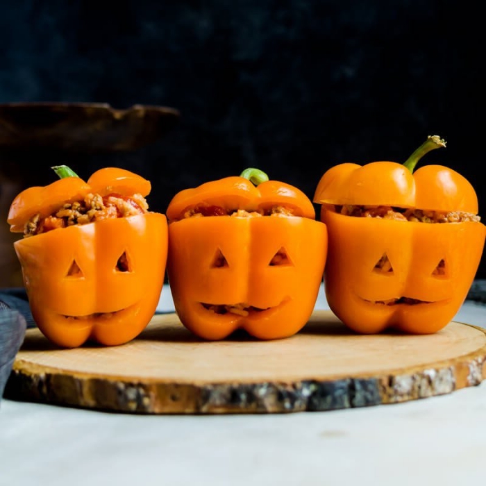 recette d'halloween effrayante et mignonne, des poivrons farcis spécial halloween imitant les citrouilles d'halloween