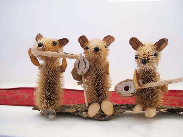 souris mignons diy en pommes de pin, réaliser une figurine animalière en matériaux naturels, activité manuelle automne