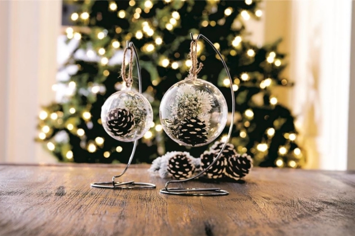 idée décoration festive de noel avec objets diy faciles à réaliser, exemple que peut on faire avec des pommes de pin