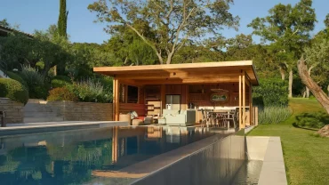 pool house en bois piscine en longueur amenagement paysager