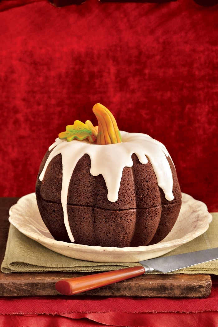 faire un gâteau en forme de citrouille pour la fête d'Halloween, gateau facile a faire au chocolat avec glaçage blanc