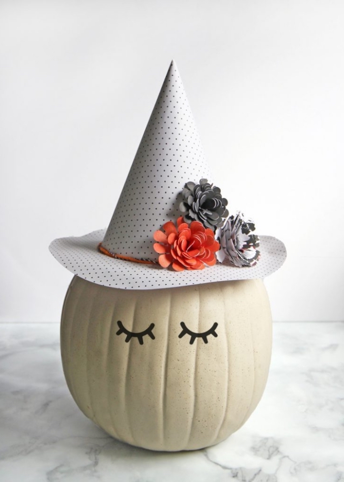 décoration citrouille facile avec un chapeau sorcière en papier, activité manuelle maternelle pour la fête d'Halloween