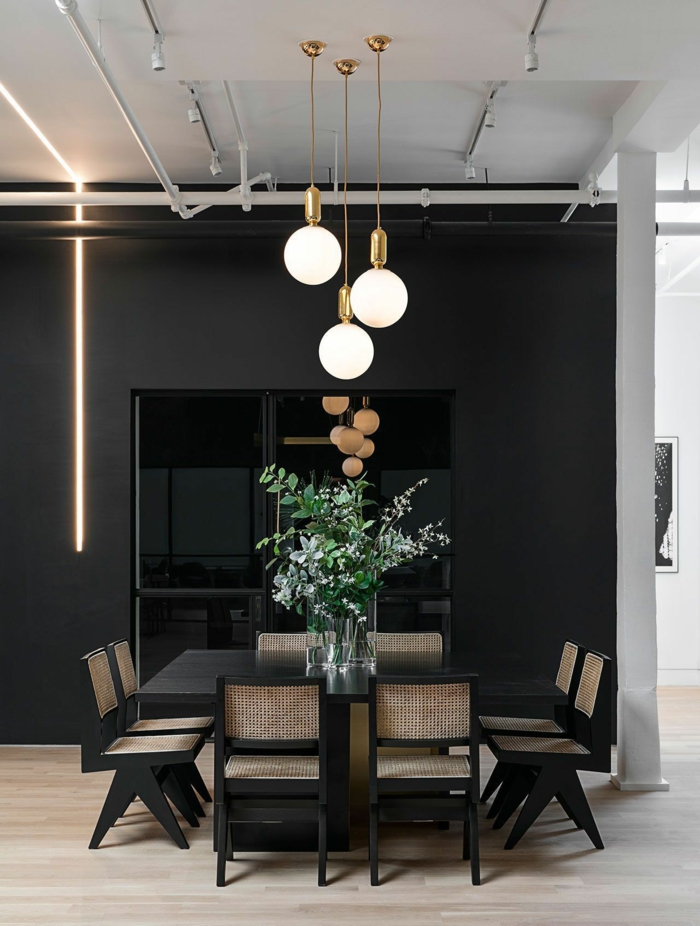 salle à manger, lampes pendantes, tuauterie industrielle, mur noir, plafond industriel, table et chaises élégants