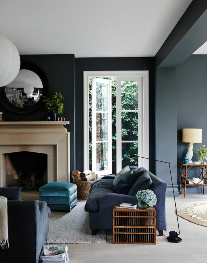 manteau de cheminée blanc, tabouret bleu, fenêtre du sol au plafond, decoration salon peinture