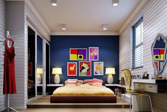 couleur peinture chambre, peinture mur bleu, lit plateforme, peintures couleurs vives, miroir baroque