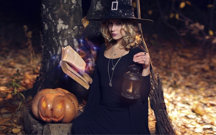 deguisement sorciere chapeau noir, robe et gilet noir, accessoires de sorcière, livre magique grimoire, lanterne noire, citrouille creusée jack o lantern