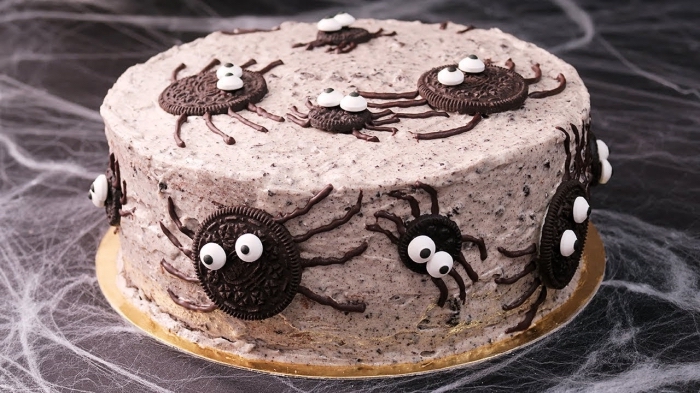 décoration facile à réaliser avec ganache au chocolat et biscuits oréo à design araignées effrayantes, modèle de gateau halloween facile