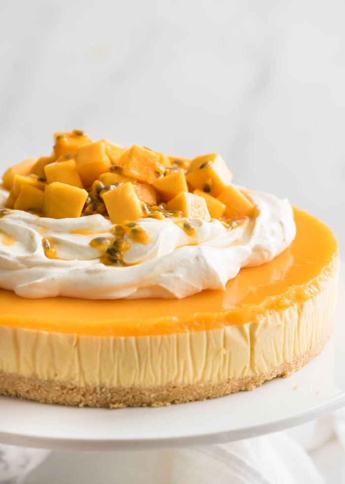 recette cheesecake philadelphia à la mangue et aux fruits de la passion préparé sans cuisson, nappé de crème chantilly