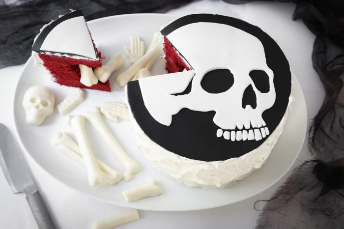 préparer un gâteau facile aux génoises arôme framboise avec décoration en fondant blanc et noir design crâne Halloween