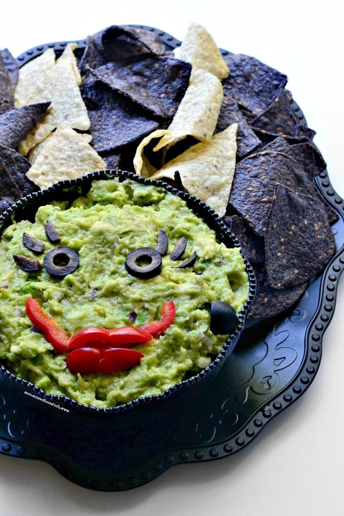 guacamole d'halloween décoré comme la fiancée de frankenstein, recette d'halloween effrayante de guacamole monstrueux