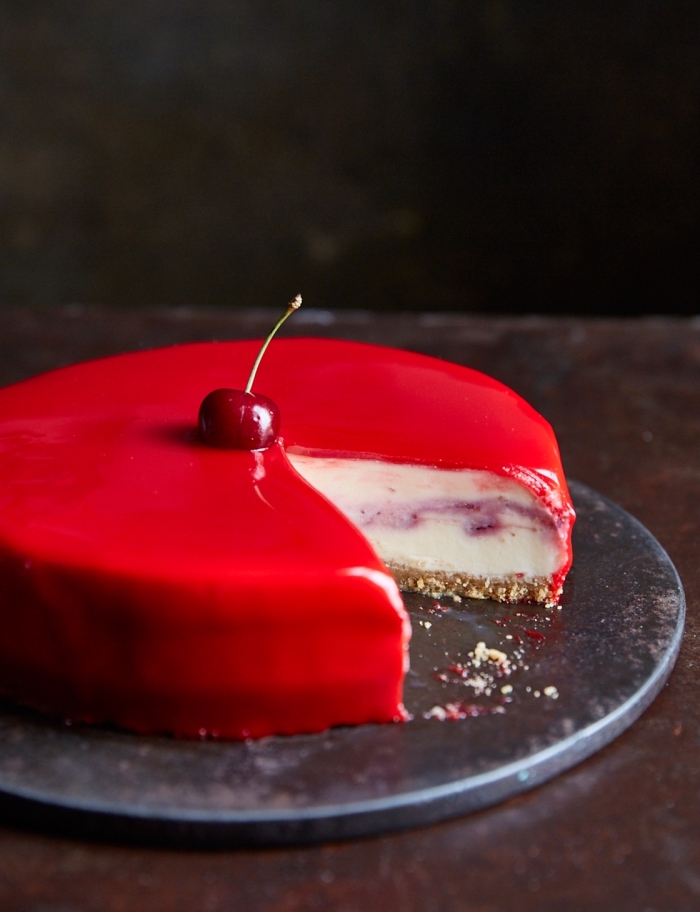 recette de cheesecake original au glacage miroir teinté rouge pour une belle finition brillante