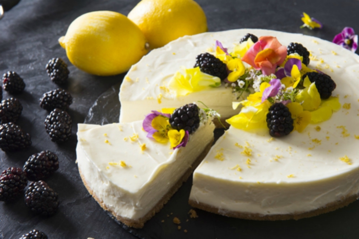 recette de cheesecake citron sans cuisson fondant et onctueux, avec une jolie décoration florale et mûres fraîches