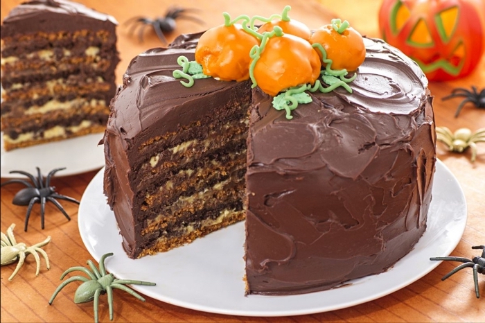 gâteau rond au chocolat avec noix et caramel, idée repas halloween ou dessert au chocolat, déco dessert pour Halloween