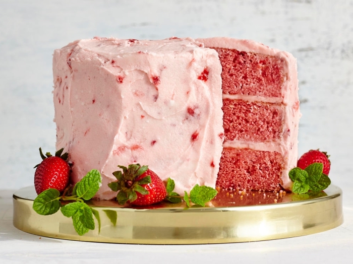 gâteau aux fraises traditionnel au glacage fraises avex des morceaux de fruits
