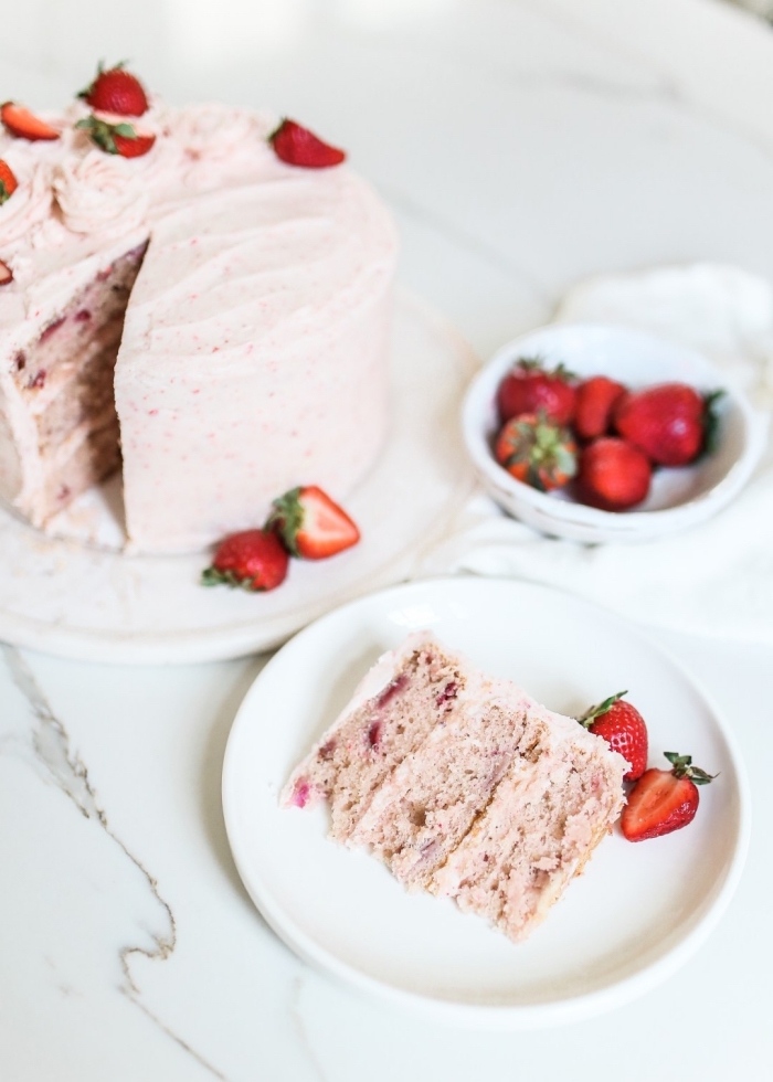 layer cake fruité au glacage fraise à base de crème à la beurre décoré de fraises fraîches