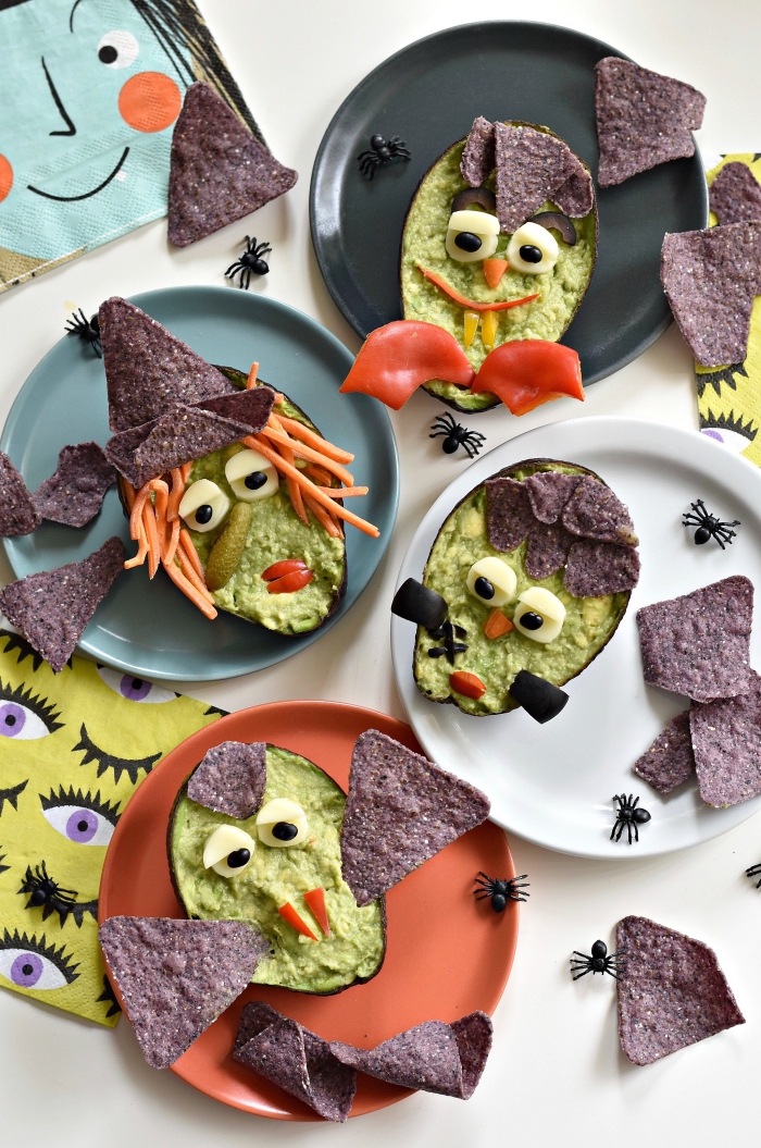 recette de guacamole effrayant servi dans des bols de demi-avocats décorés comme les personnages d'halloween, recette d'halloween effrayante pour enfants et grands