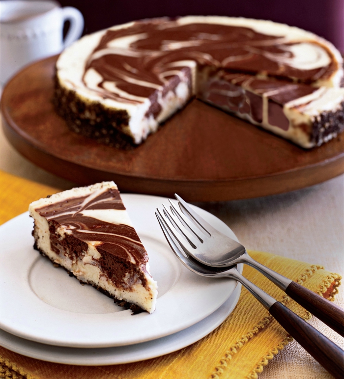 idée de gâteau marbré au fromage frais sans, cheesecake américain au fromage frais et chocolat avec une base de croûte de biscuits