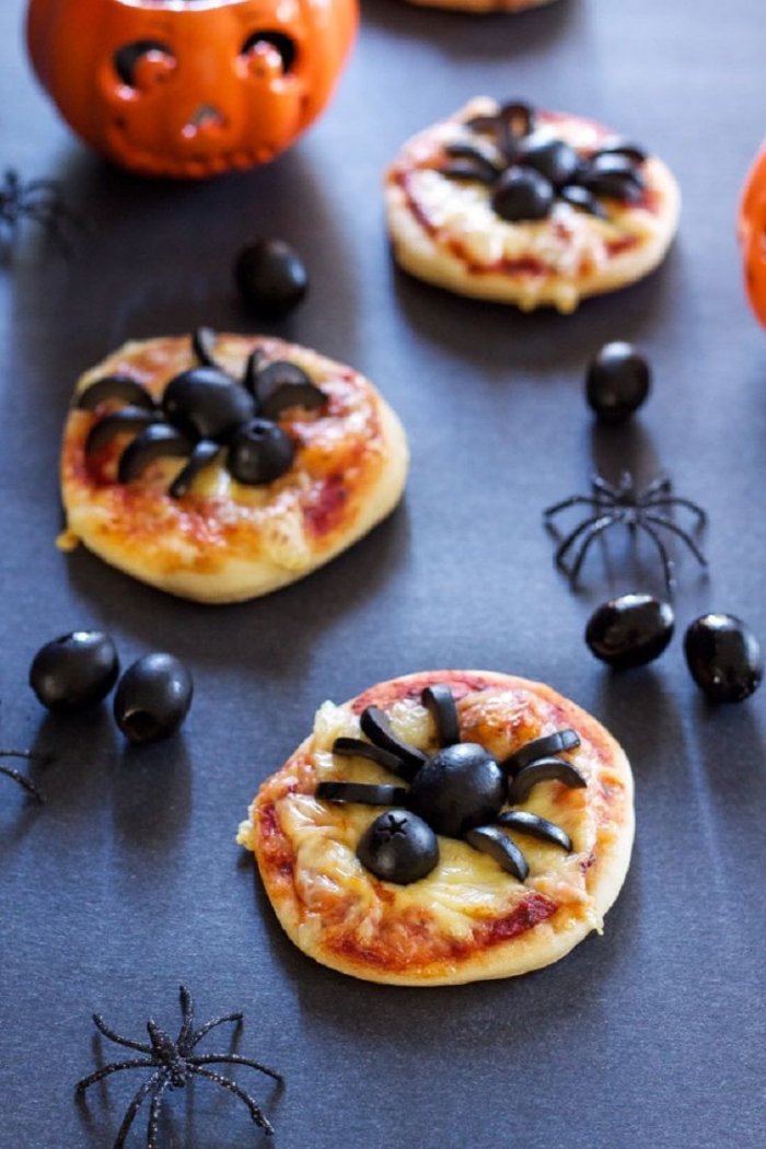 des mini-pizzas tomate et mozzarelle spécial halloween avec des araignées dessous faites à l'aide des olives