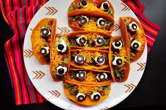 idée originale pour un apero dinatoire halloween, des tacos mexicains végétariens avec des yeux de monstre