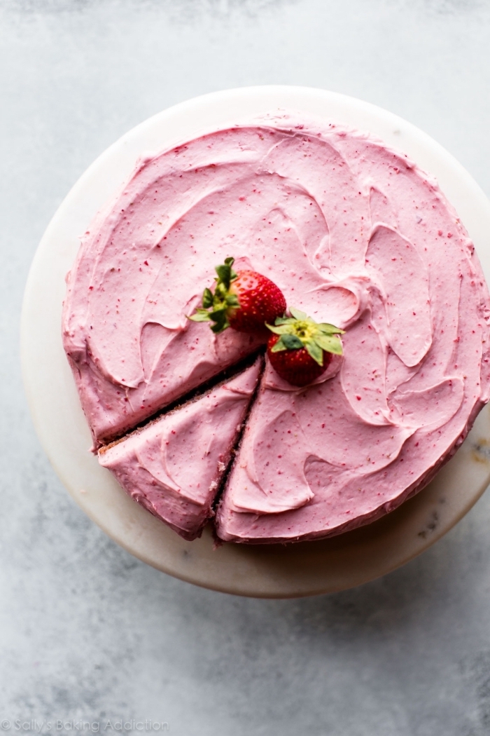 recette facile de glacage fraise pour un gâteau d'anniversaire fait-maison à la purée de fraises
