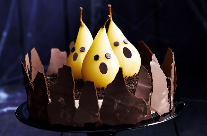 faire un cheesecake facile pour halloween aux biscuits oréo et chocolat blanc avec décoration effrayante aux poires, recette gateau halloween