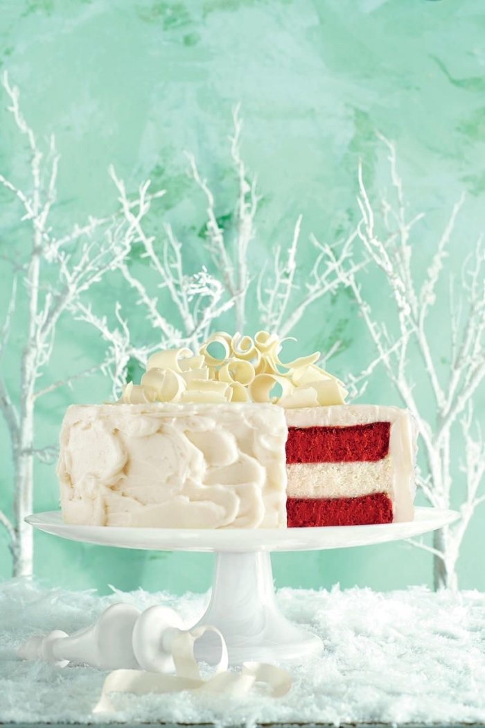 décoration thématique originale d'un gâteau red velvet d'hiver, recouvert de glacage gateau aui fromage frais