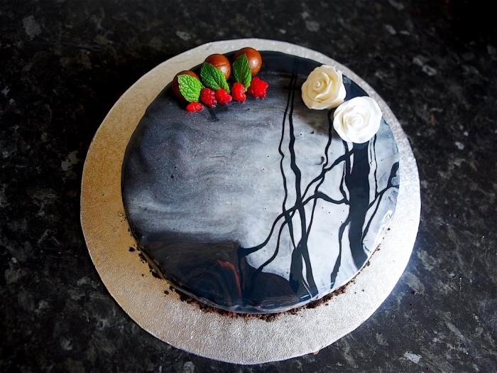 recréer un paysage nocturne effrayant sur la surface d'un gâteau halloween facile, modèle gâteau au chocolat avec glaçage marbre