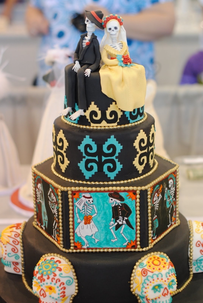 modèle de gâteau de mariage à design effrayant pour Halloween avec dessins et figurines de couple squelettes