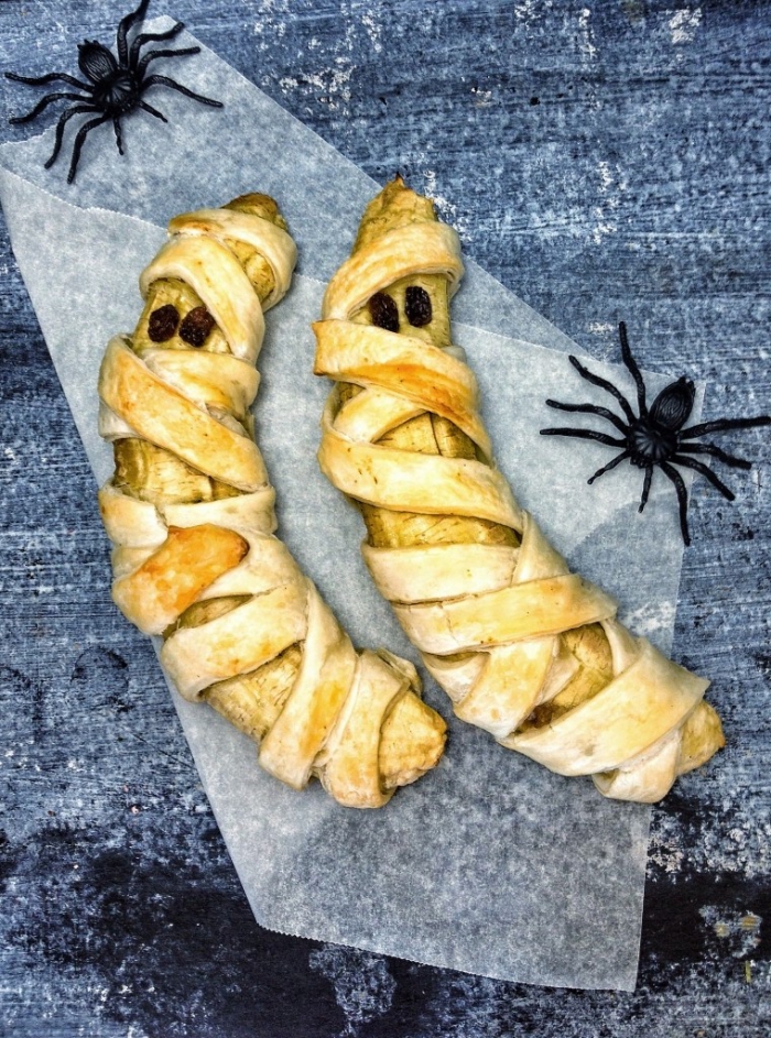 recette de bananes au four façon momies d'halloween, enrobées de pâte feuilletée avec des raisins comme yeux 