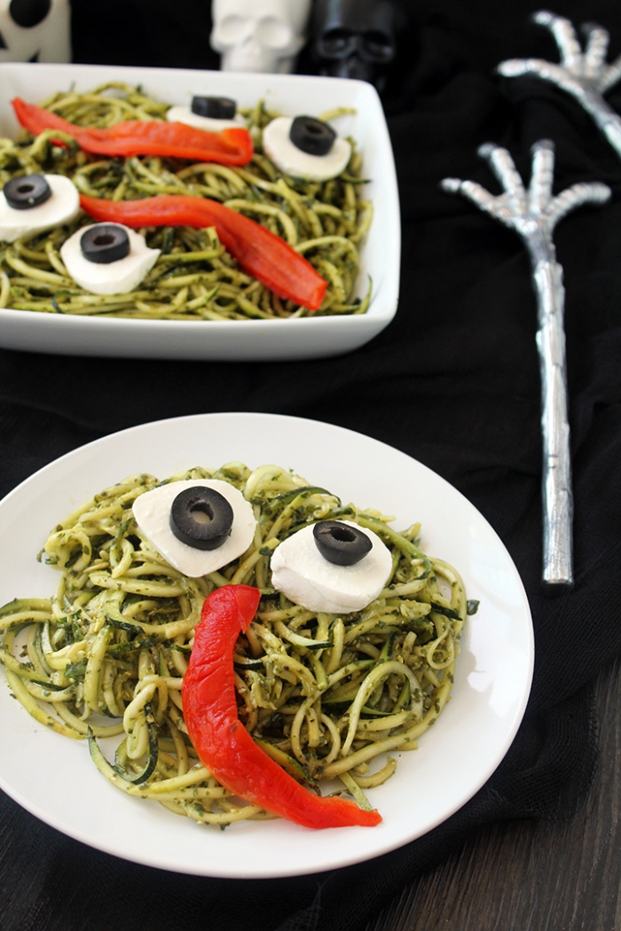 monstres d'halloween en pâtes au pesto vert, avec des morceaux de mozzarella et des rondelles d'olives qui forment les yeux 