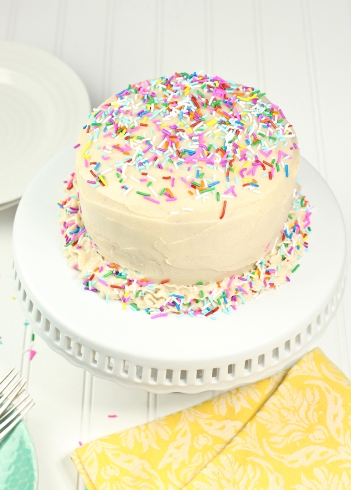 recette vegan et sans gluten de gâteau funfetti cake au nappage gateau de crème avec des pépites colorées