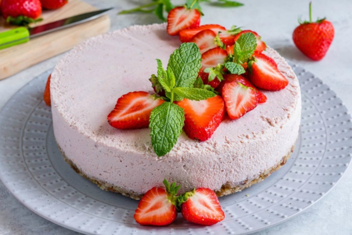 recettes healthy et vegan de cheesecake rapide sans cuisson, recette de cheesecake aux fraises sans lactose