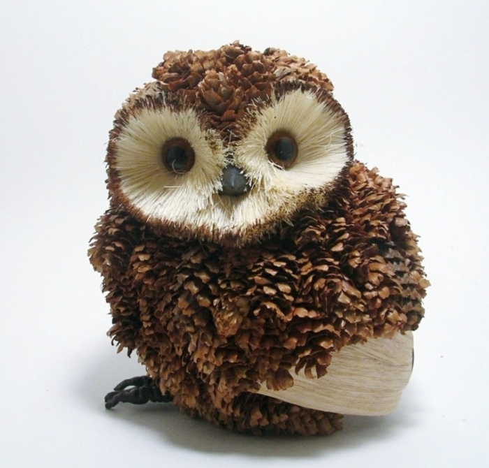 faire une figurine animalière en matériaux naturels, modèle de hibou en pomme de pin, idée creation avec des pommes de pin