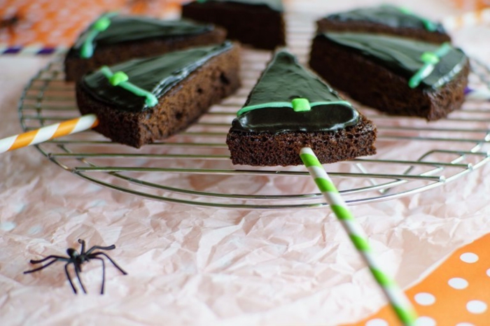 recette de brownie au glaçage de chocolat noir coupé en triangles imitant le chapeau d'une sorcière pour un dessert d'halloween délicieusement effrayant