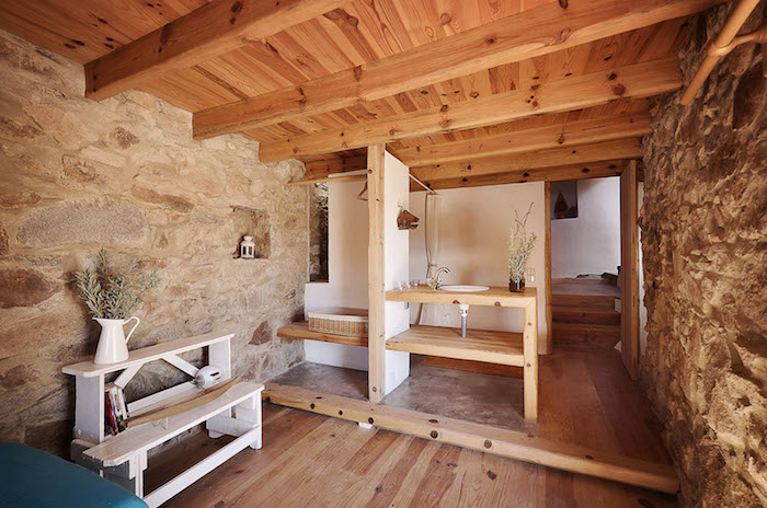 photo extension de maison avec structure en bois avec murs en pierres apparentes d'origine 