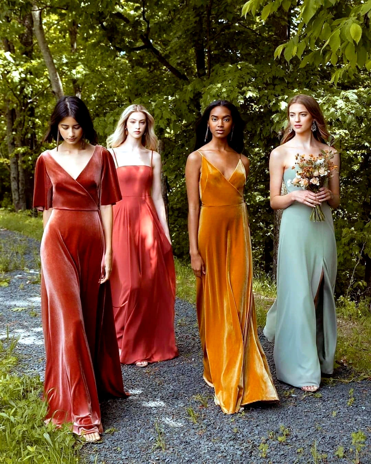 robe invitée mariage automne 2024 quatre femmes avec des robes longues de differentes couleurs