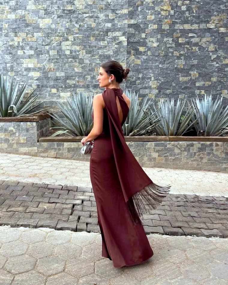 robe longue marron fonce avec un chale mariage d automne