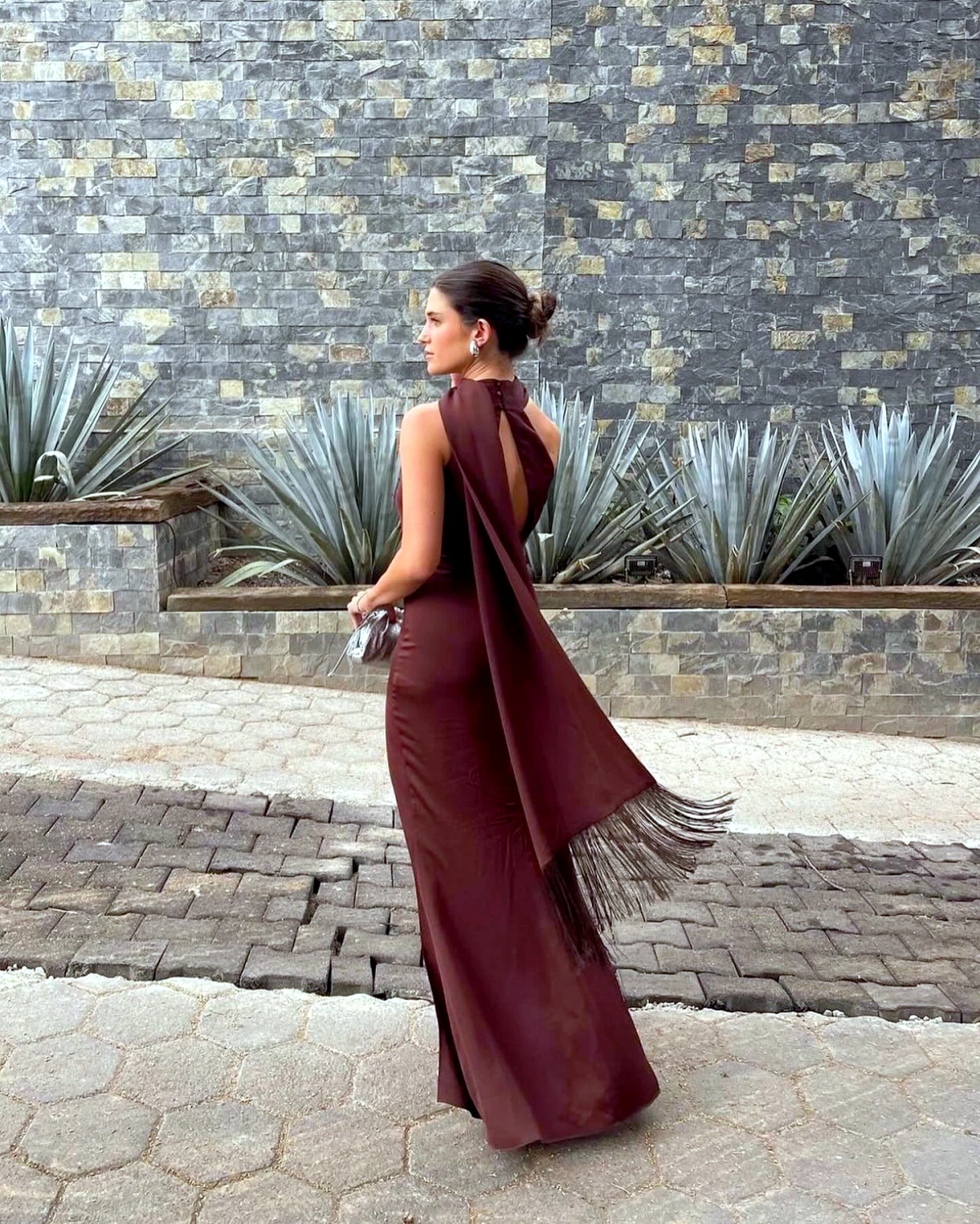 robe longue marron fonce avec un chale mariage d automne